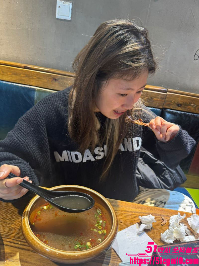 黄毛嫩妹情趣内衣红丝诱惑 3