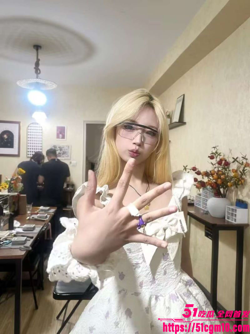 黄毛嫩妹颜值忽高忽低 情趣内衣红丝妖娆撩人 宝宝操我喊得销魂不已 情绪价值拉满！