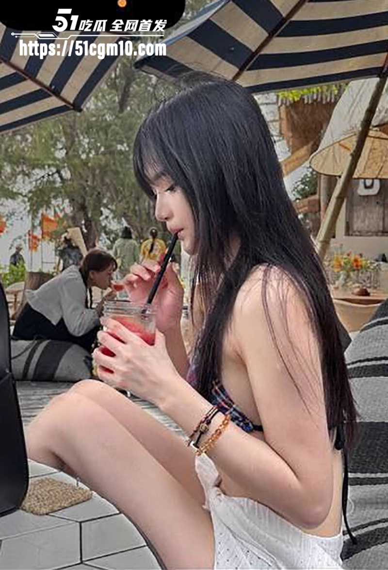 顶级美女伴游 李娅清 白天扮名媛装清纯 晚上装母狗被富豪狂干 露脸骑乘深喉吞精 私拍合集让人秒硬！