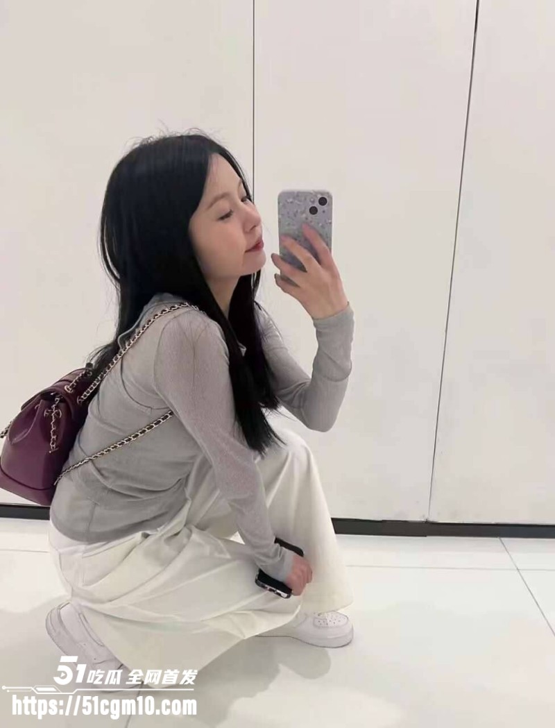 高颜值瑜伽美女遭男友曝光淫荡私拍 表情清纯可爱私下口交技术堪比女优 美腿大开骑乘后入任由肉棒抽插打桩
