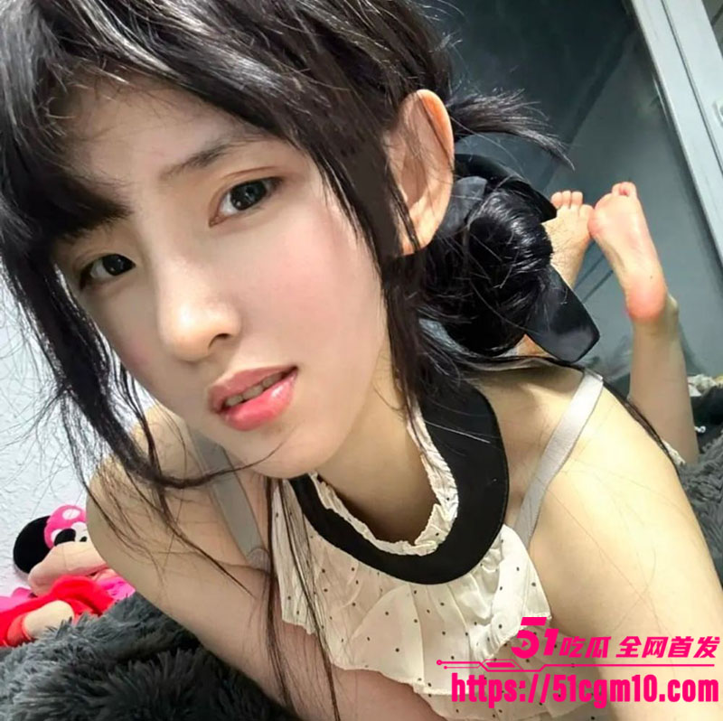 抖音网红张人o 被榜一金主调教 表面清纯小网红私下各种服装模拟足交 反差骚劲太带感！