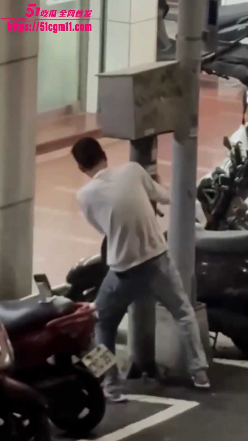 性压抑精神小伙 路边狂日电线杆  3
