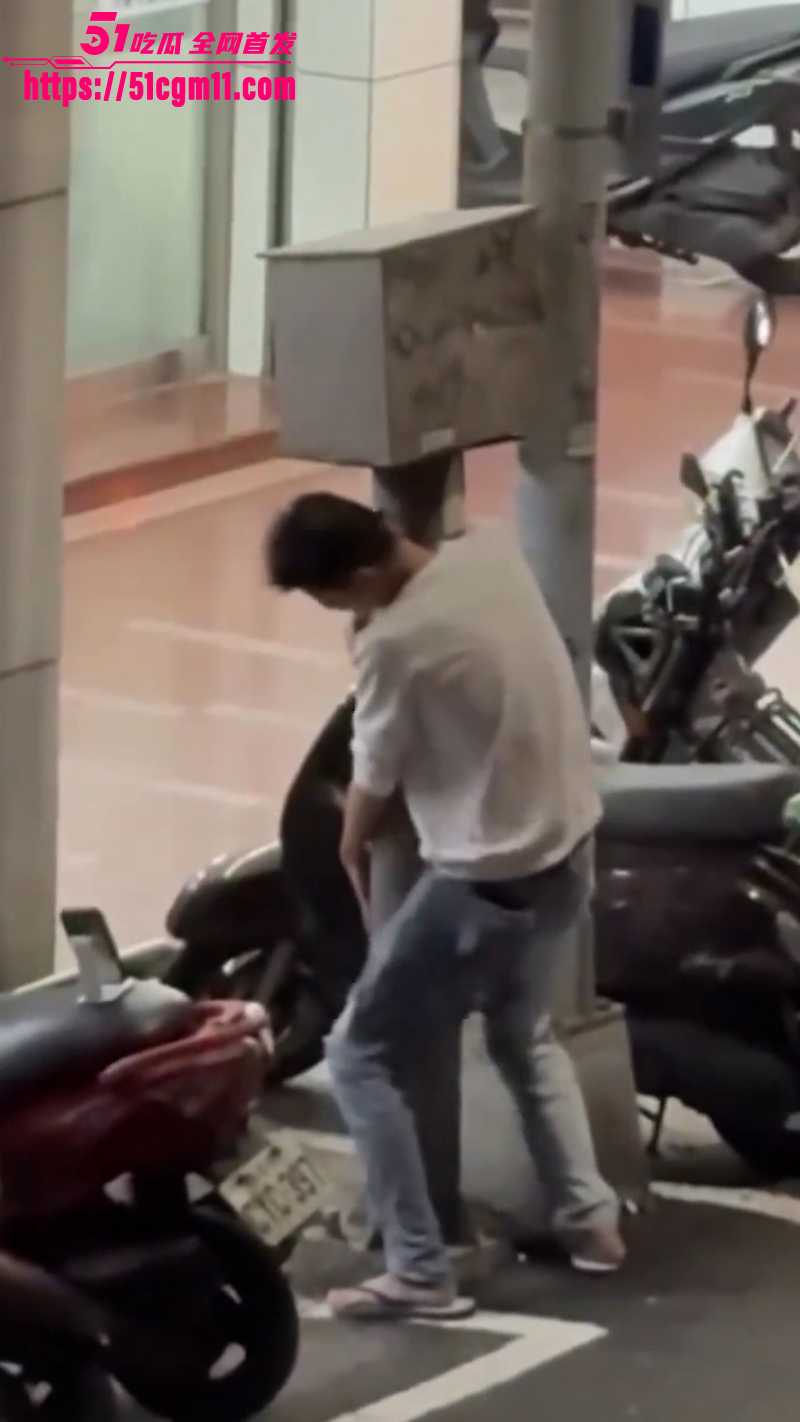 性压抑精神小伙 路边狂日电线杆 还发出怪异淫叫 奇葩画面直击笑点 这哥们儿到底憋了多少？