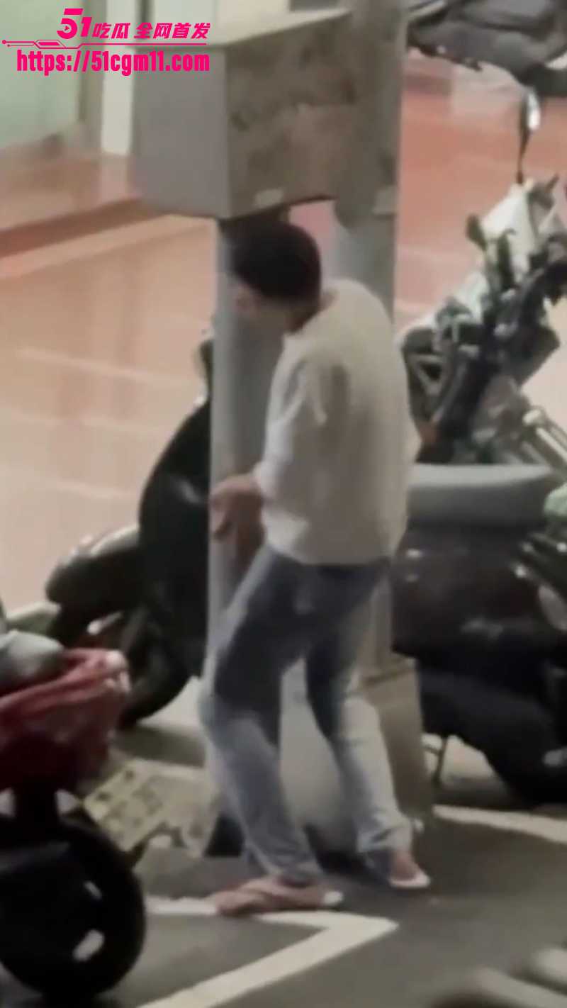 性压抑精神小伙 路边狂日电线杆  5