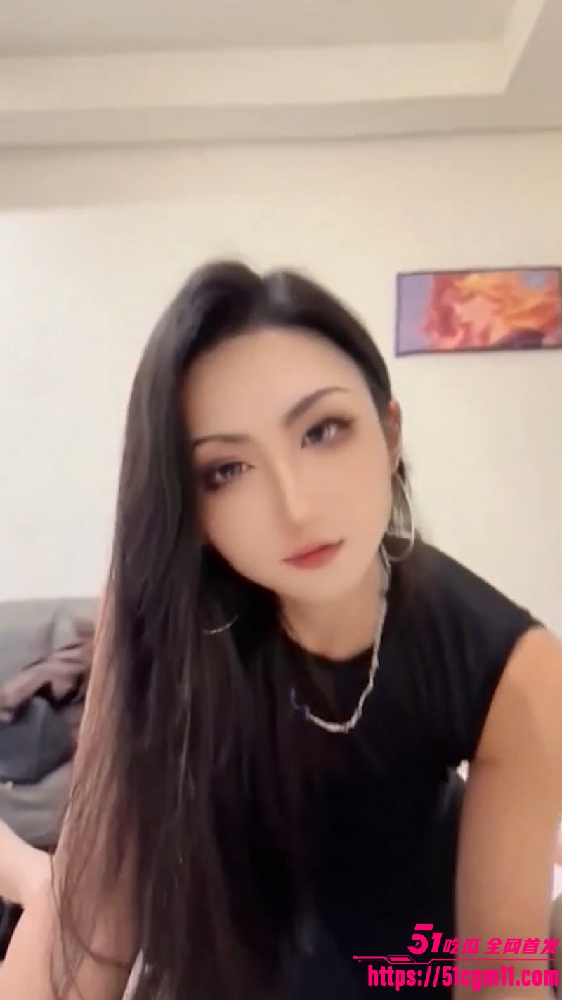 大屌伪娘 潘雨辰 被金主爆操到失控 粗长肉棒对准菊穴贯穿到底 最后满嘴浓精吞咽 香艳到犯规！