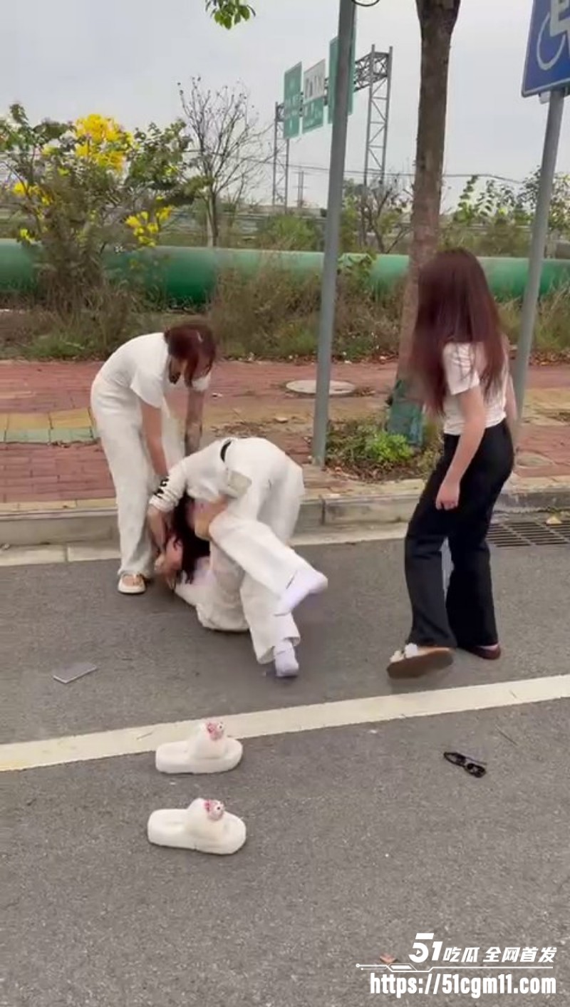 马路街头惊现精神小妹三打一现场 受害女生内衣内裤被撕全程哭喊求饶 围观群众吃瓜疯狂偷拍