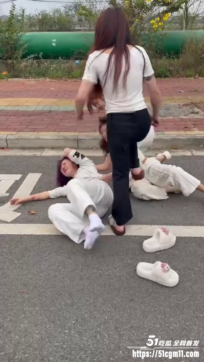 马路街头惊现精神小妹三打一现场  2