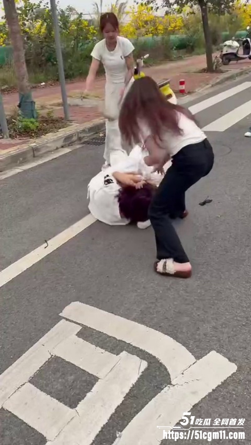 马路街头惊现精神小妹三打一现场  4
