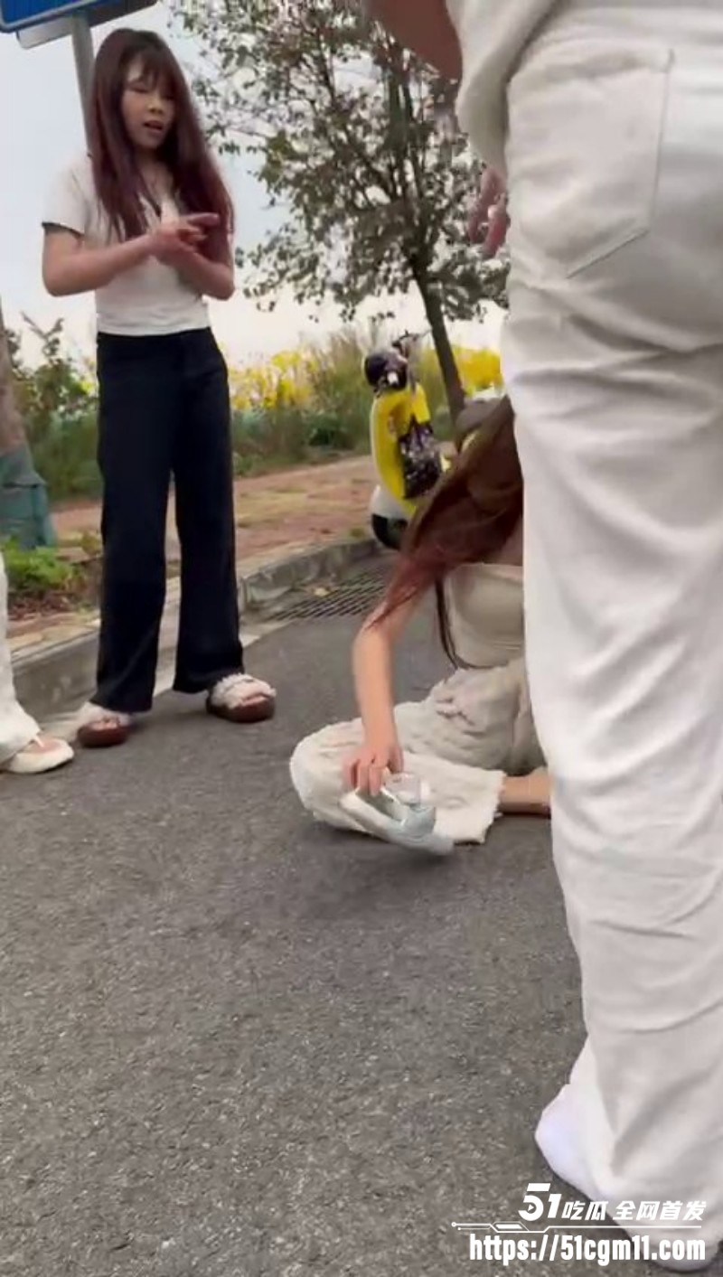 马路街头惊现精神小妹三打一现场  5