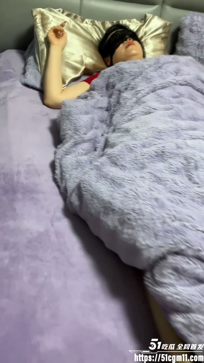 51原创爱吃饺子和嫂子 嫂子熟睡被拽起猛操 娇躯乱颤高潮脸红浪叫 骚逼紧裹吸吮不止！