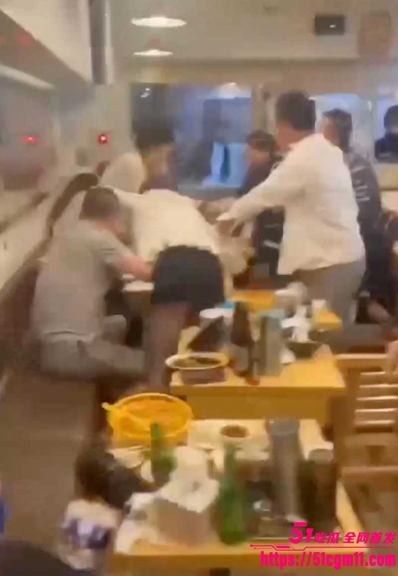 湖南长沙解放西 面馆热汤泼人事件 拌嘴吵架升级成打架互殴 沸腾面汤对着对方脸猛泼 现场鸡飞狗跳乱成一片！