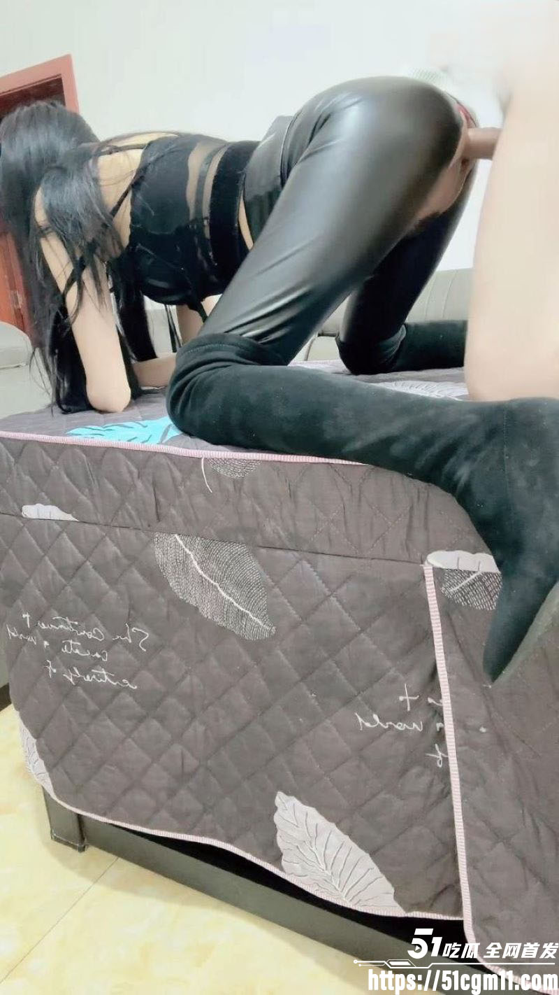 海角乱伦大神 长腿女儿丽丽 新作 剪开女儿的皮裤操 让女儿骑我脸上舔逼 最后把女儿插高潮喷水