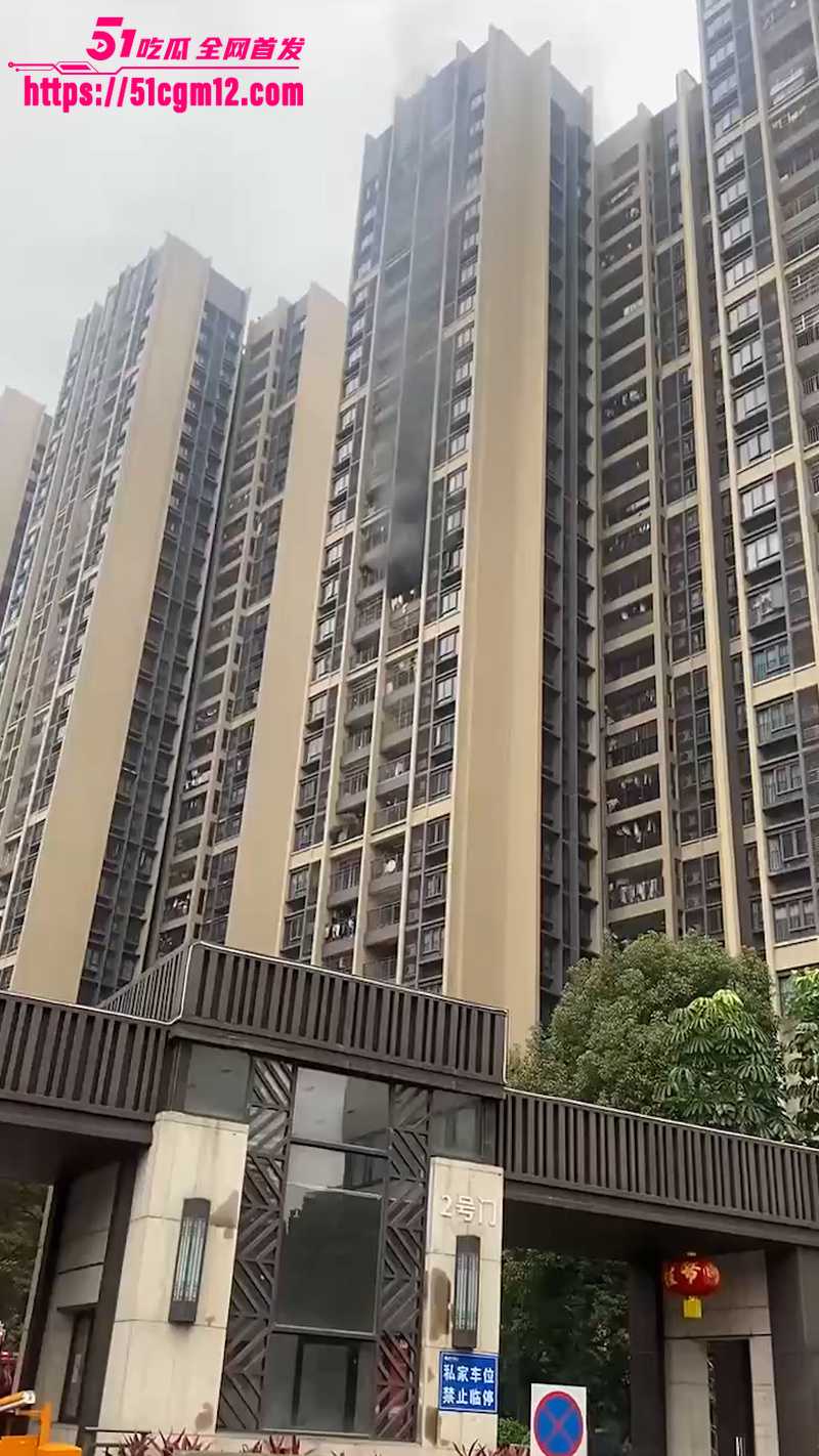 女子洗澡突发火灾 全裸徒手爬栏杆高空逃生 高楼浓烟滚滚 现场惊心动魄生死一线！