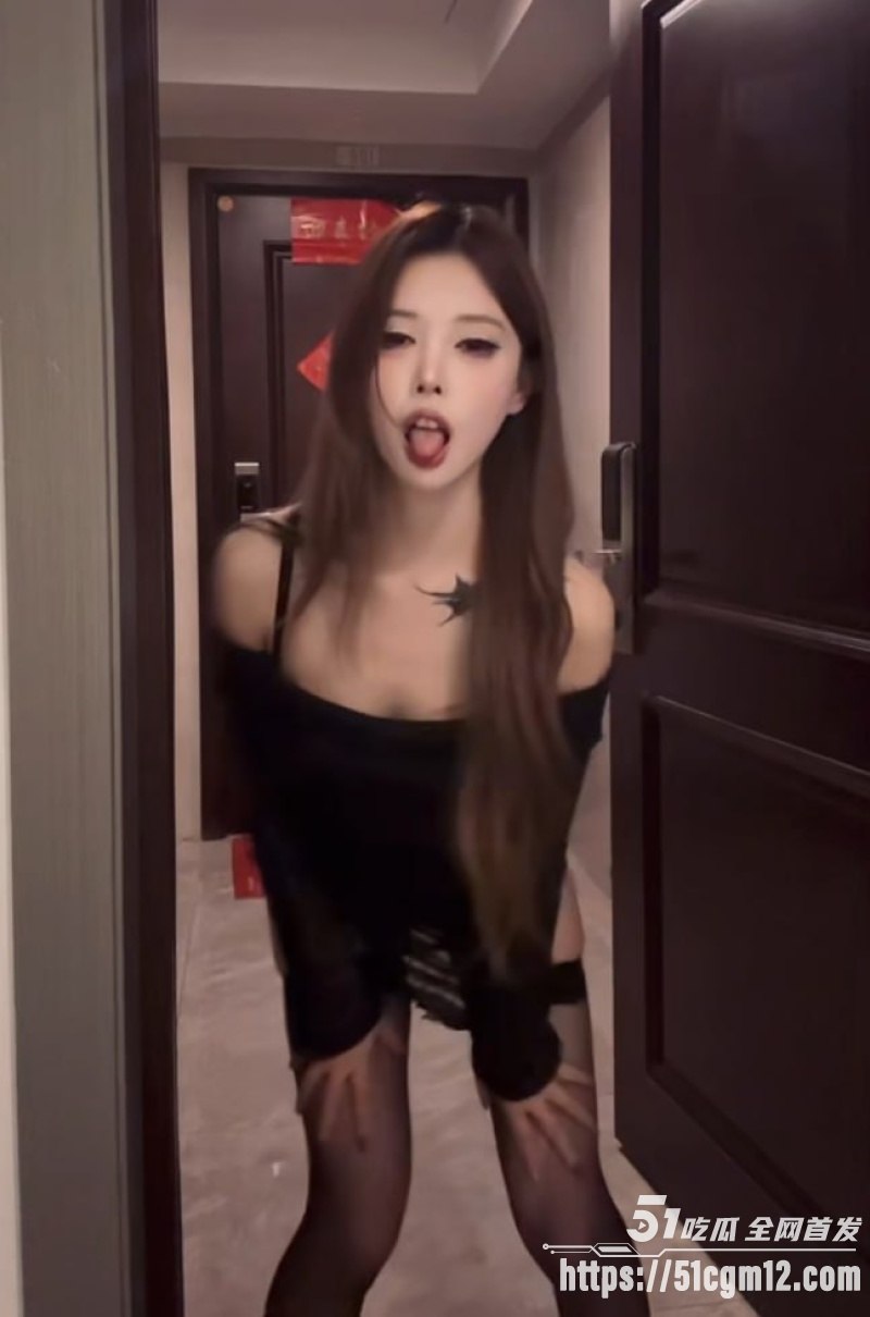 福利姬鱼鱼hutu012 黑丝自慰流出 高冷御姐魅力无限 私处大开 淫荡浪叫看呆全网！
