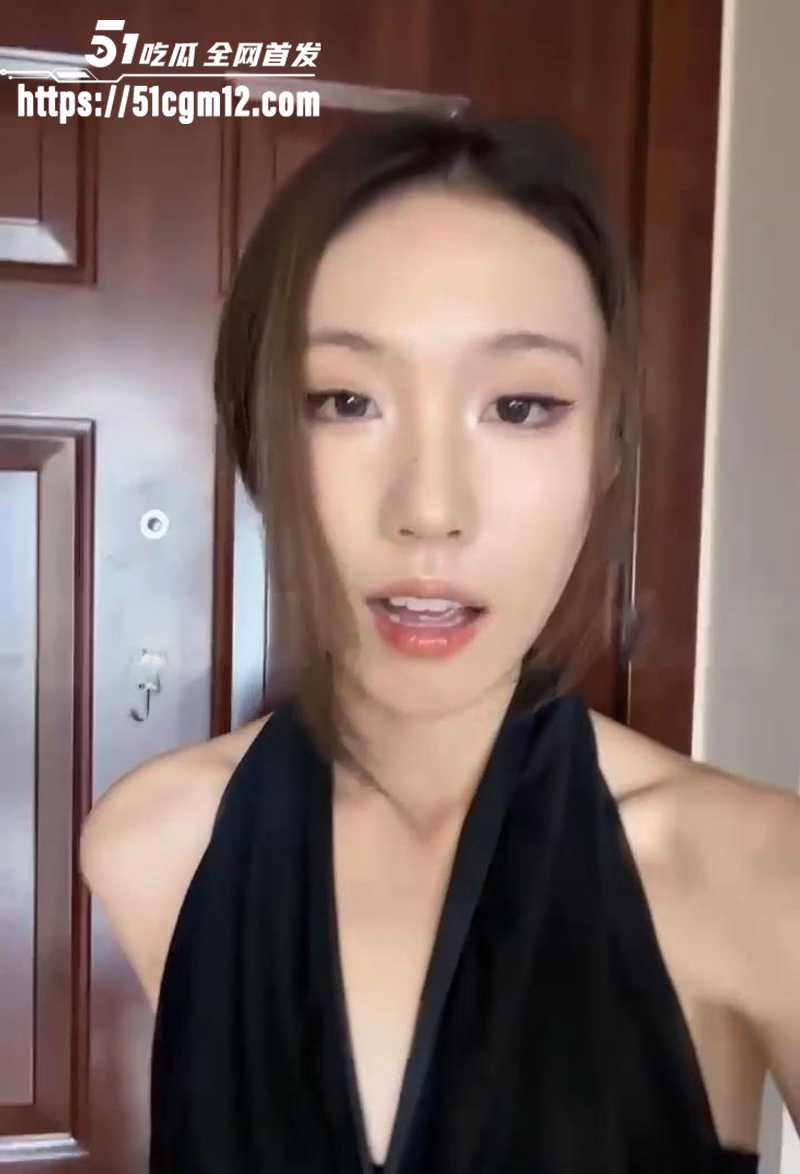 阿黑颜福利姬 胆胆 单篇新作 禁忌的母子 骚妈与儿子厨房偷玩口交 黑丝足交乱伦高潮！