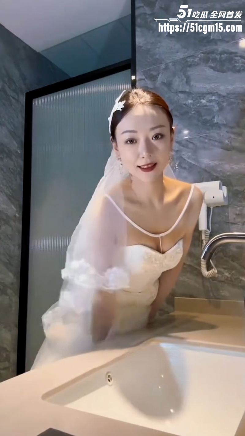 网红少妇 媚娘白玉花 金主定制视频 婚纱旗袍齐上阵勾引镜头 骚气十足却又带着已婚少妇的成熟风情！