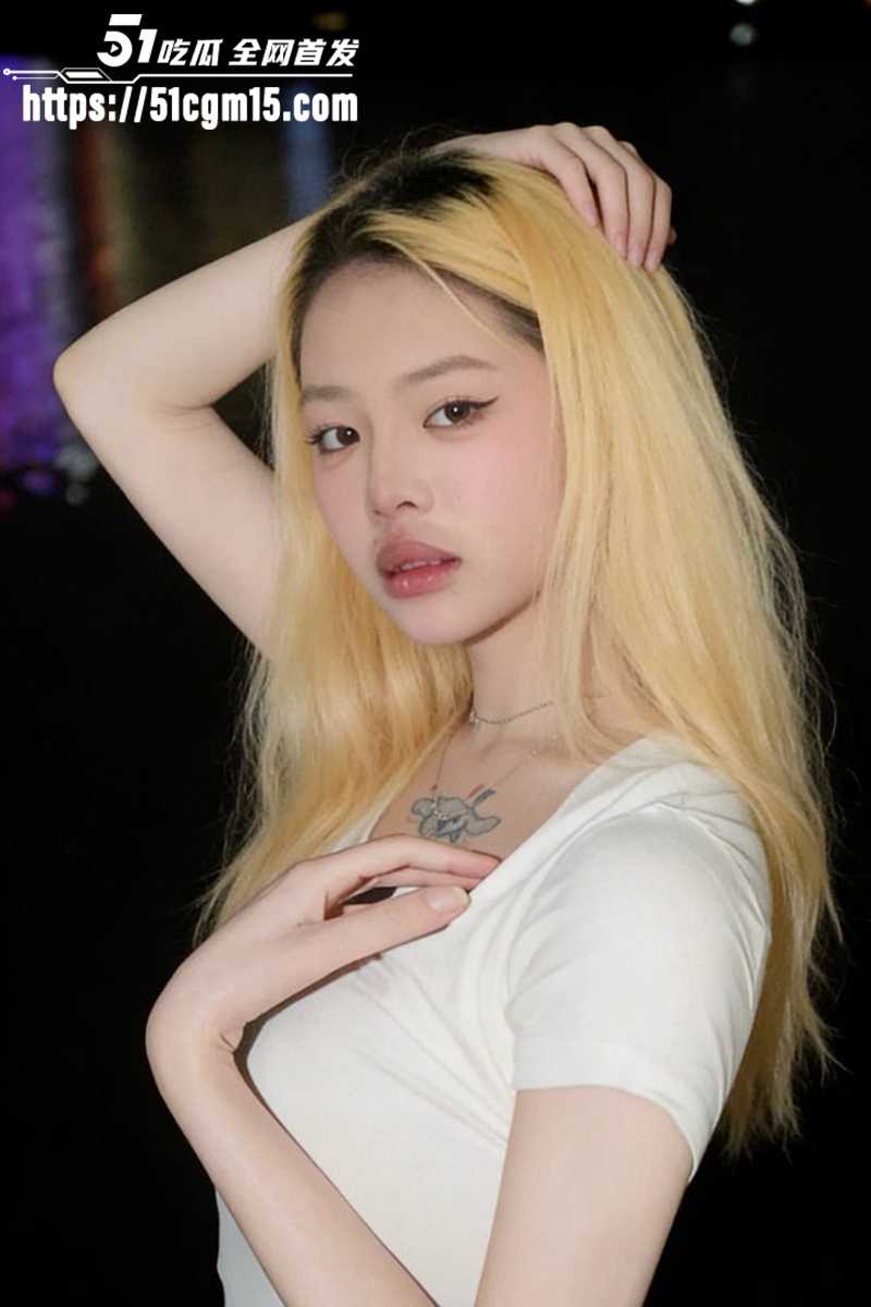 重庆舌钉反差婊被金主包养私拍曝光 含情脉脉深喉大屌狂舔脚趾 被扣到圣水狂喷还不满足 主动吃掉主人浓精！