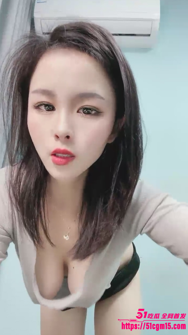人气网红主播 人间清醒 下海骚舞首秀 天然大奶随节奏晃动 妖娆淫躯肆意扭摆 彻底暴露欲女本色！