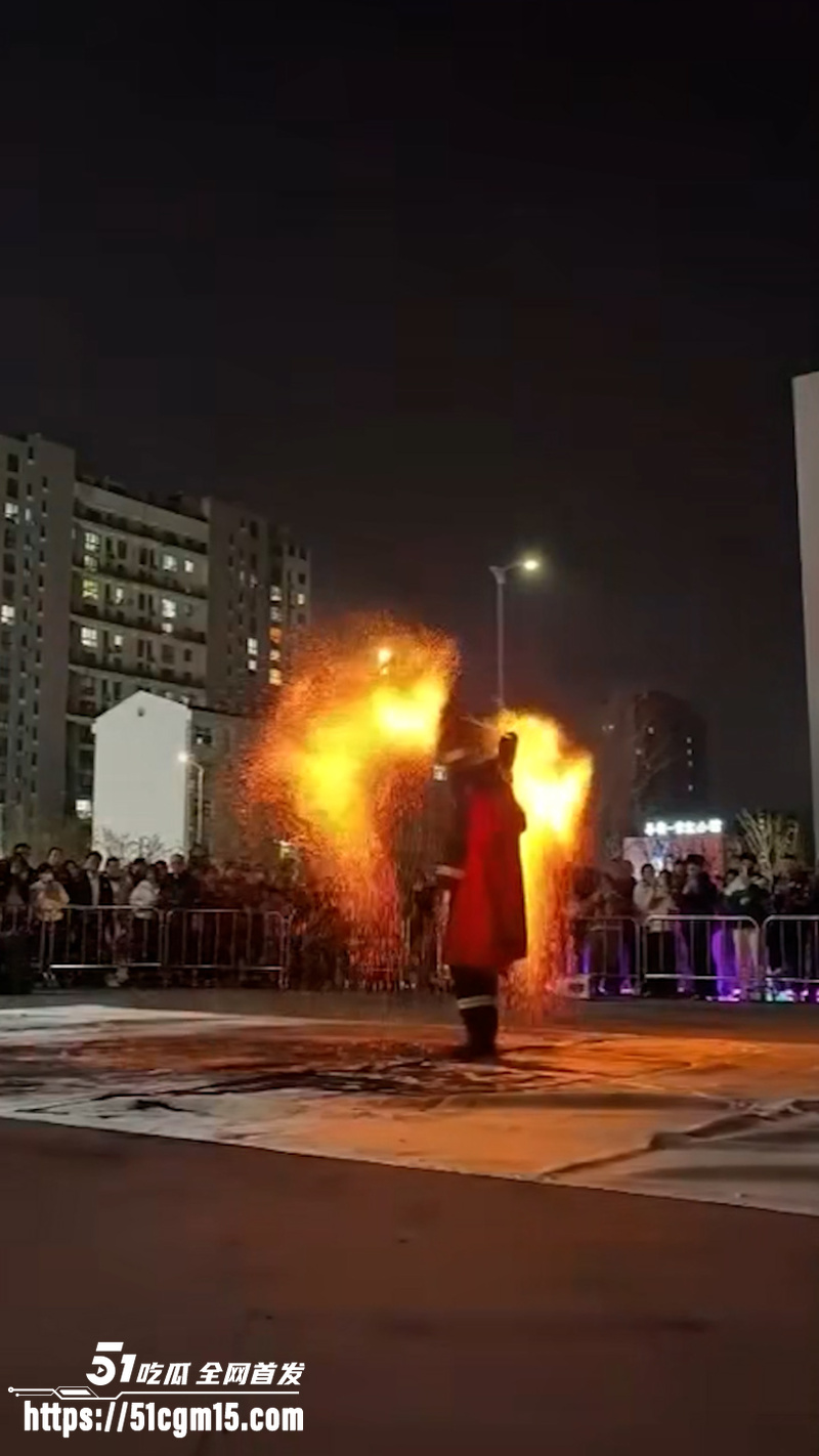 金门火舞哥 表演火棍杂技 回燃全身起火 瞬间跪地惨叫翻滚 二级烫伤紧急送医 全场观众吓到集体尿崩！
