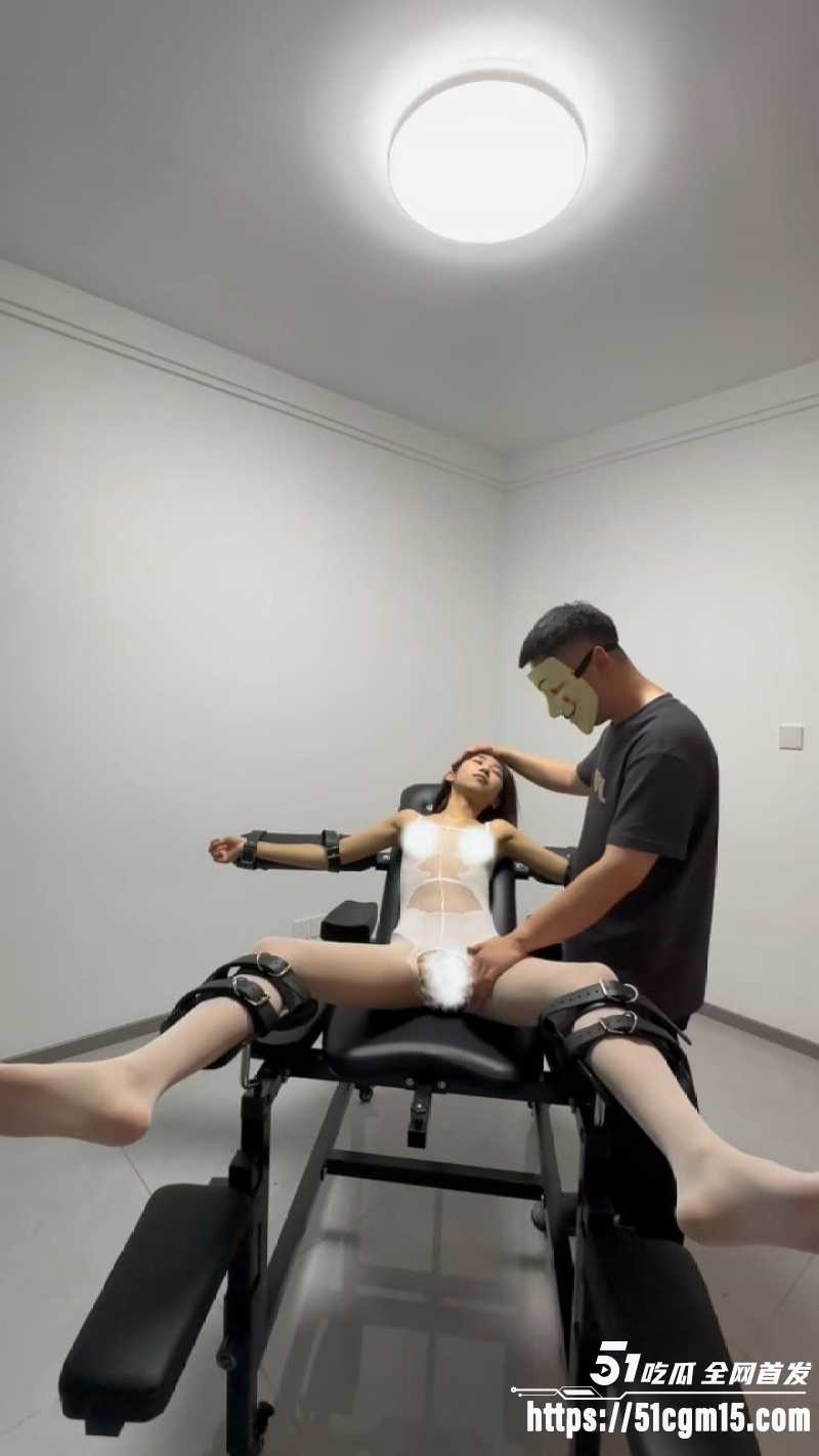 束人映像出品 娇小女大挑战最大羞耻 固定产床被电动强高 双腿大开无法动弹 极致绳艺调教神作！