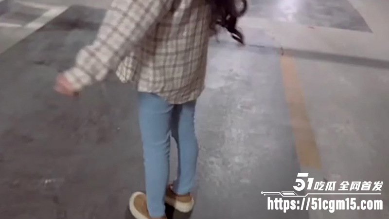 极品美乳女老师 出轨色诱学生家长 穿开裆裤楼梯间露出做爱 骑乘坐屌骚气爆棚！
