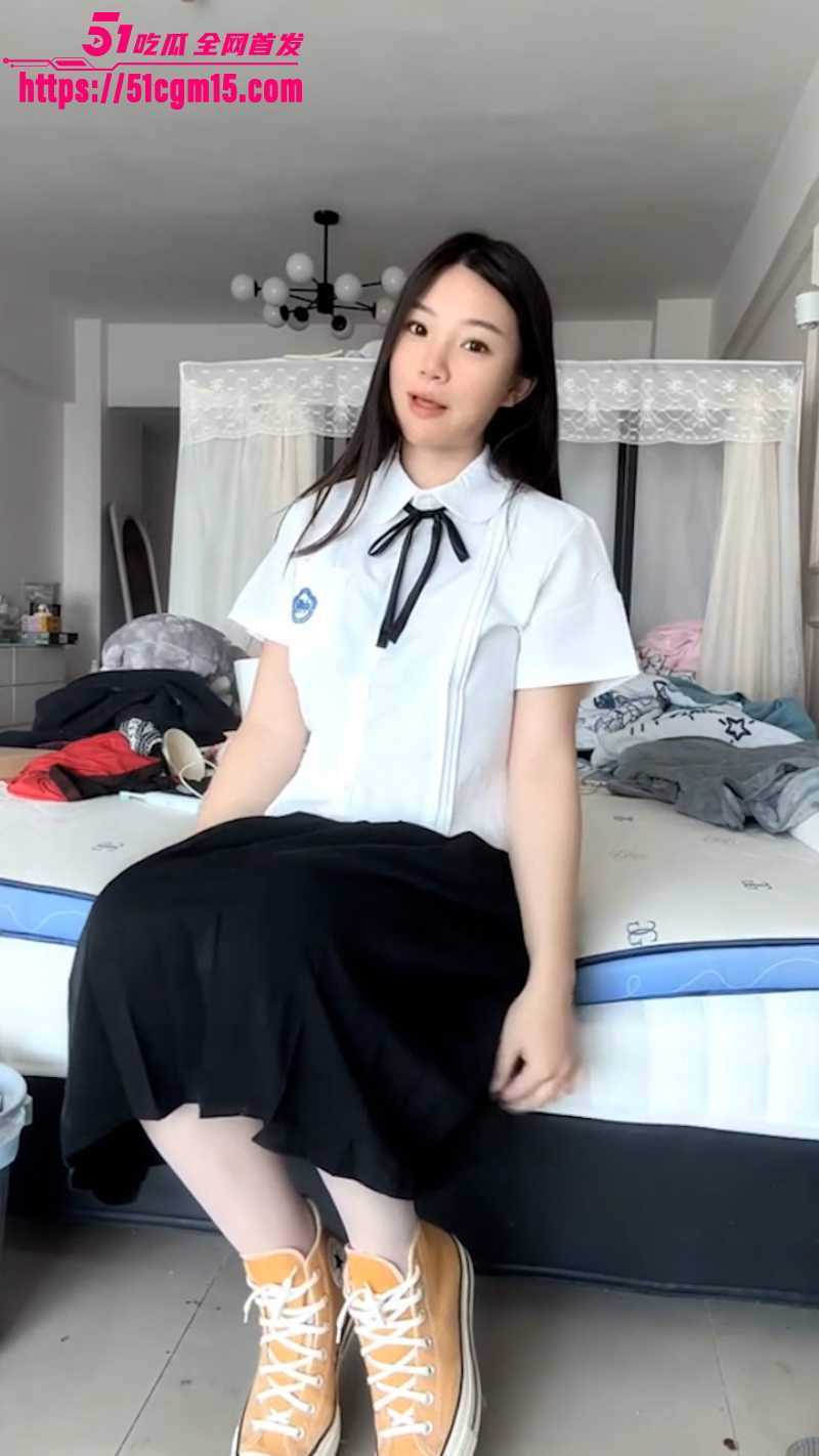 台湾高颜值网红 梦梦老师 脸穴同框全裸自慰 天然雪乳手掰蜜穴 层层媚肉完全暴露！