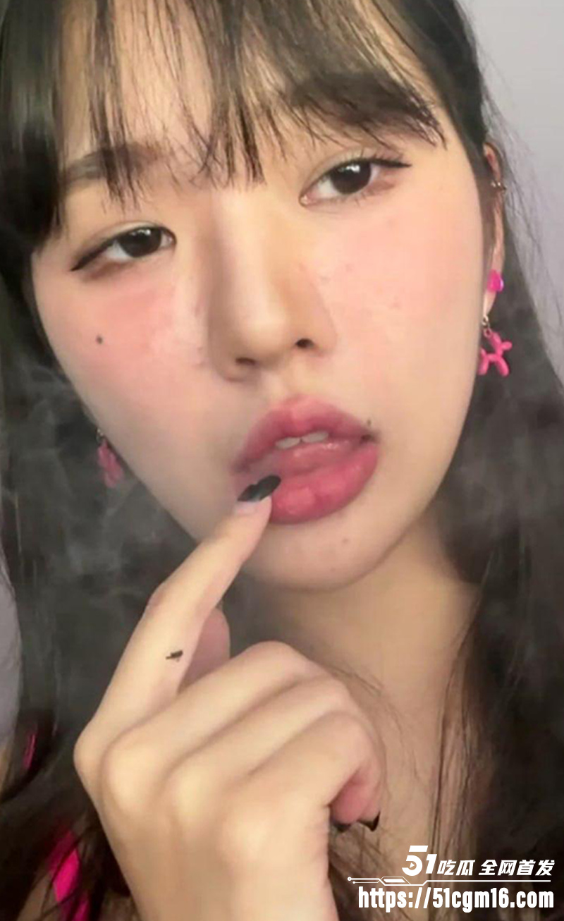 麻豆女优 楚梦舒 跟单男自拍做爱视频 女上位肥臀狂扭全自动榨汁 乳波臀浪撩拨欲火！