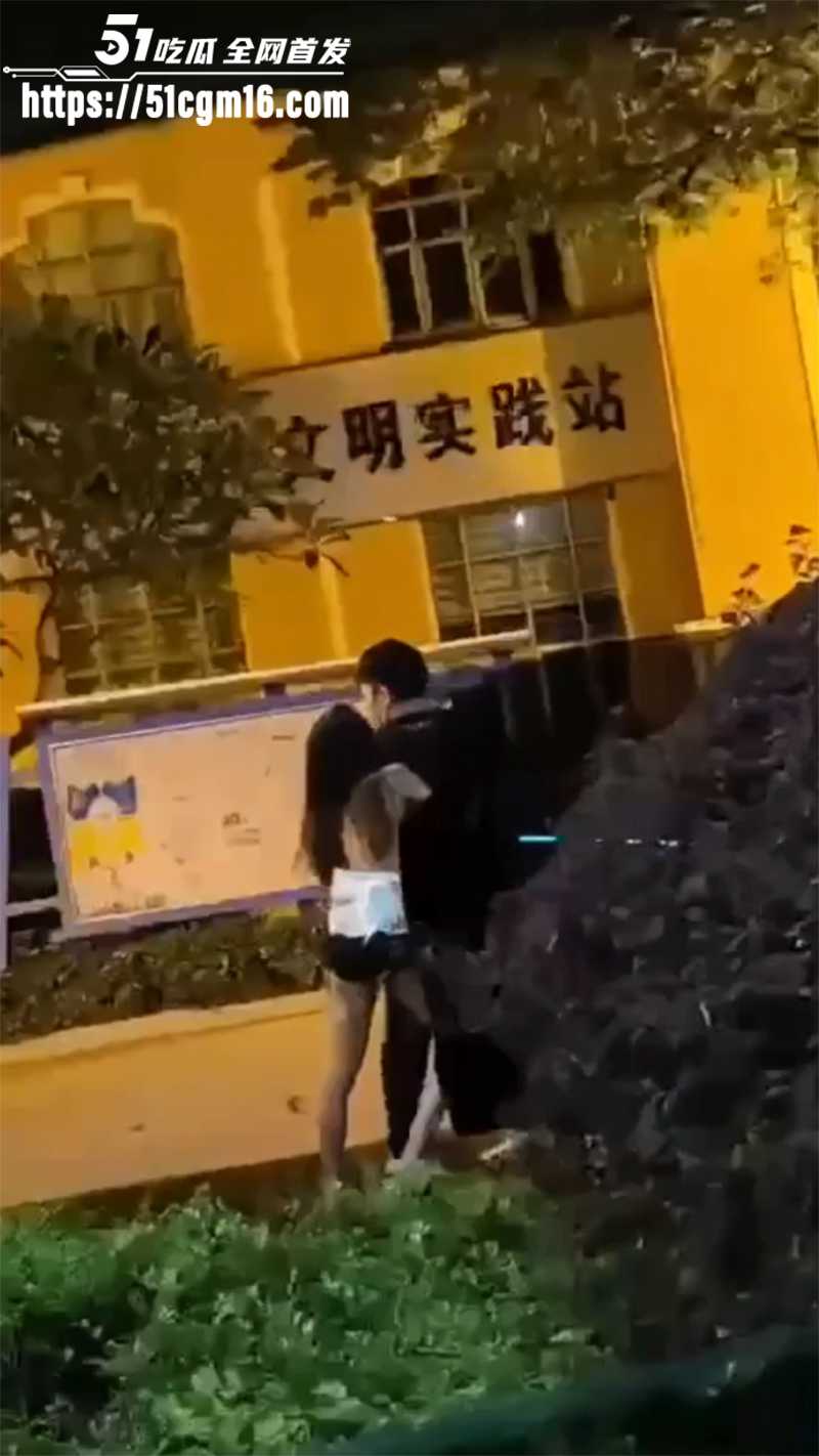 东莞上沙中山北路车震抓奸 老公跟小三在车里疯狂做爱 老婆收到预警直接杀到现场 撕逼开打！