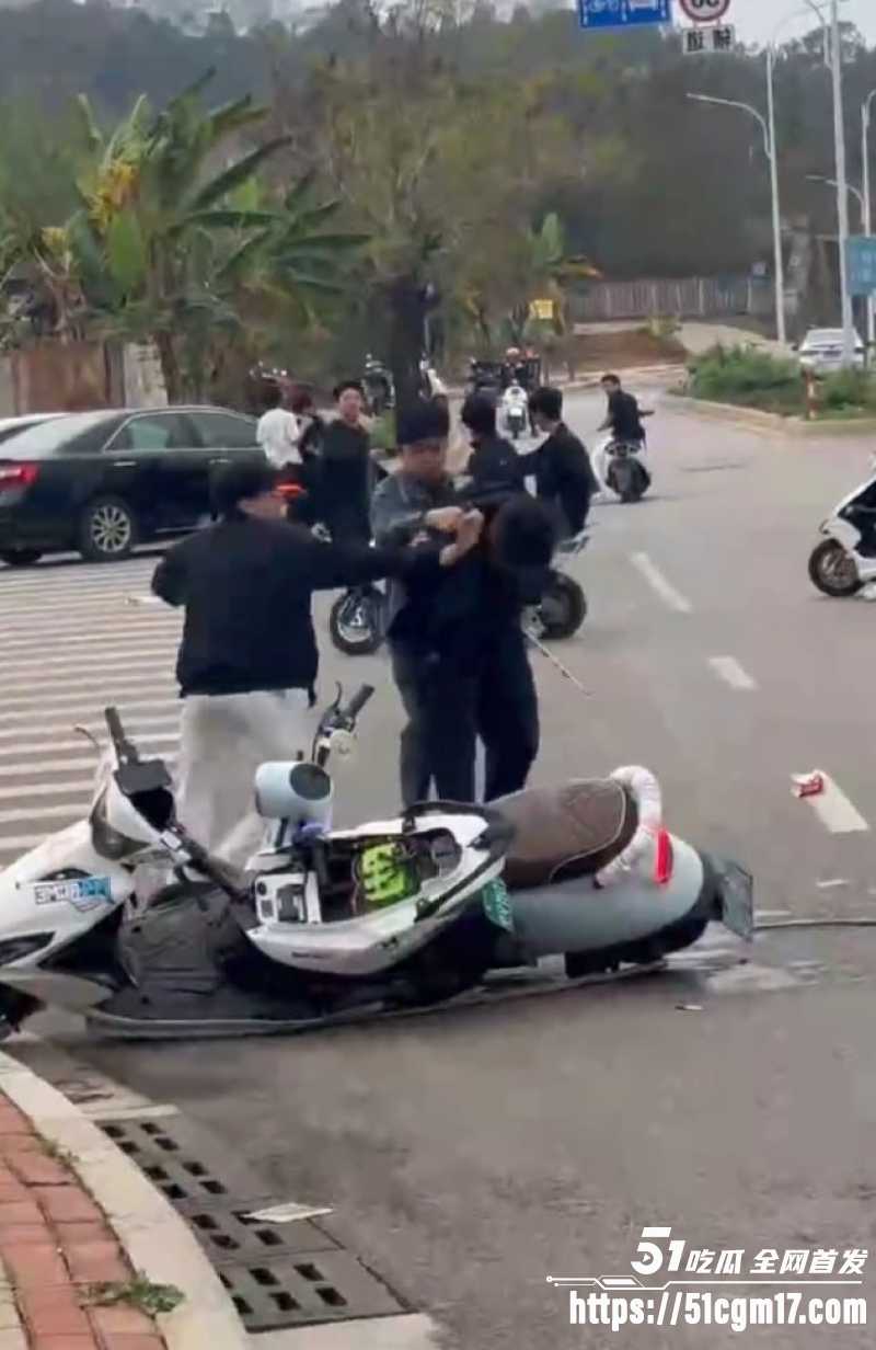 精神小伙打架现场 牛逼哄哄小胖 被阴招辣椒水喷眼 瞬间沦为群殴肉靶 场面一片混乱