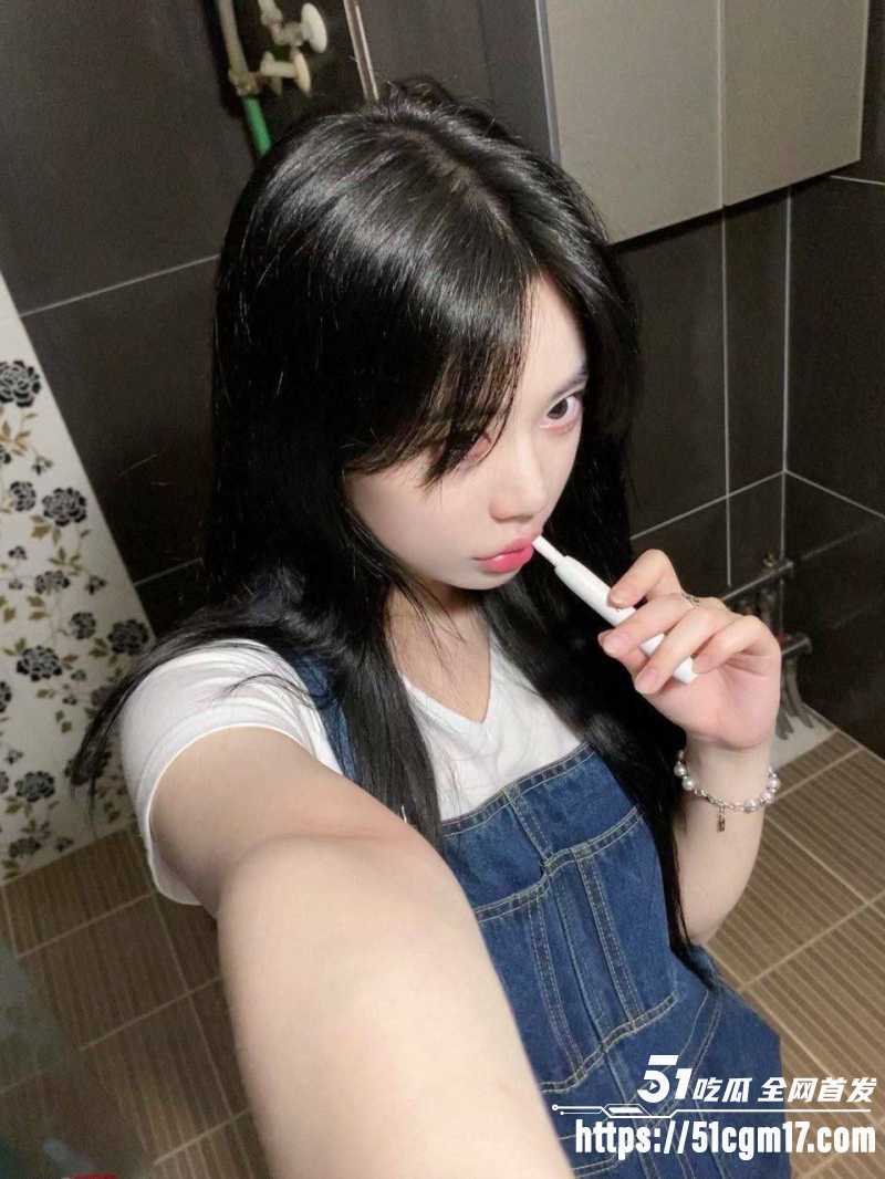 高颜值大学生 许倩倩 被富哥调教成母狗 反差女大撅屁股求操 无套后入猛干沦为性奴！