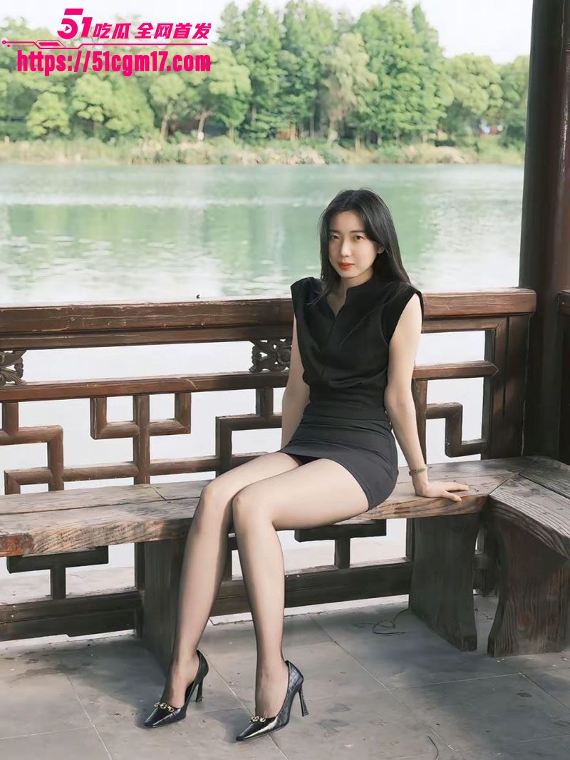 上海黑丝小少妇 刘莉莉 与男友在家穿丝袜足交做爱 原来少妇可以这么骚！