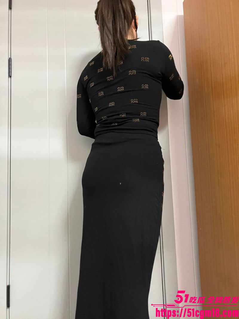 51原创爱吃饺子和嫂子 嫂子临出门前门口激情一炮 淫水拉丝腿软站不住！