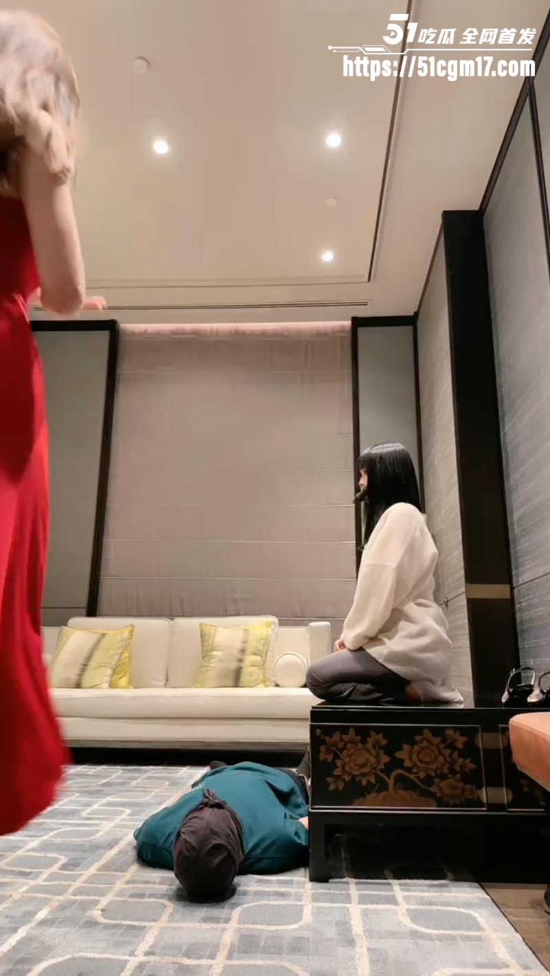 极致调教 夫妻奴被女S彻底驯服 白袜塞嘴跪舔裸足 口水强喂太震撼了