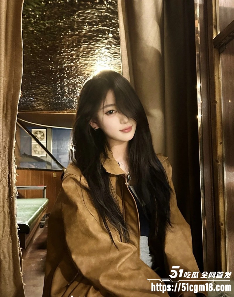 抖音小网红 奶油鼻屎 金主约啪私拍流出 身穿制服口交骑乘眼神迷离 后入黑丝翘臀呻吟响彻房间