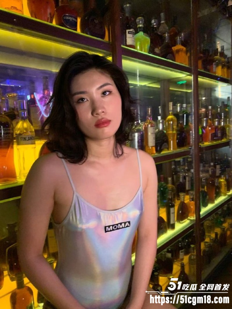 上海酒吧女销售 鹤儿 性爱自拍 渔网袜包裹肥臀跪姿口交发骚 后入打桩猛干浪叫四起