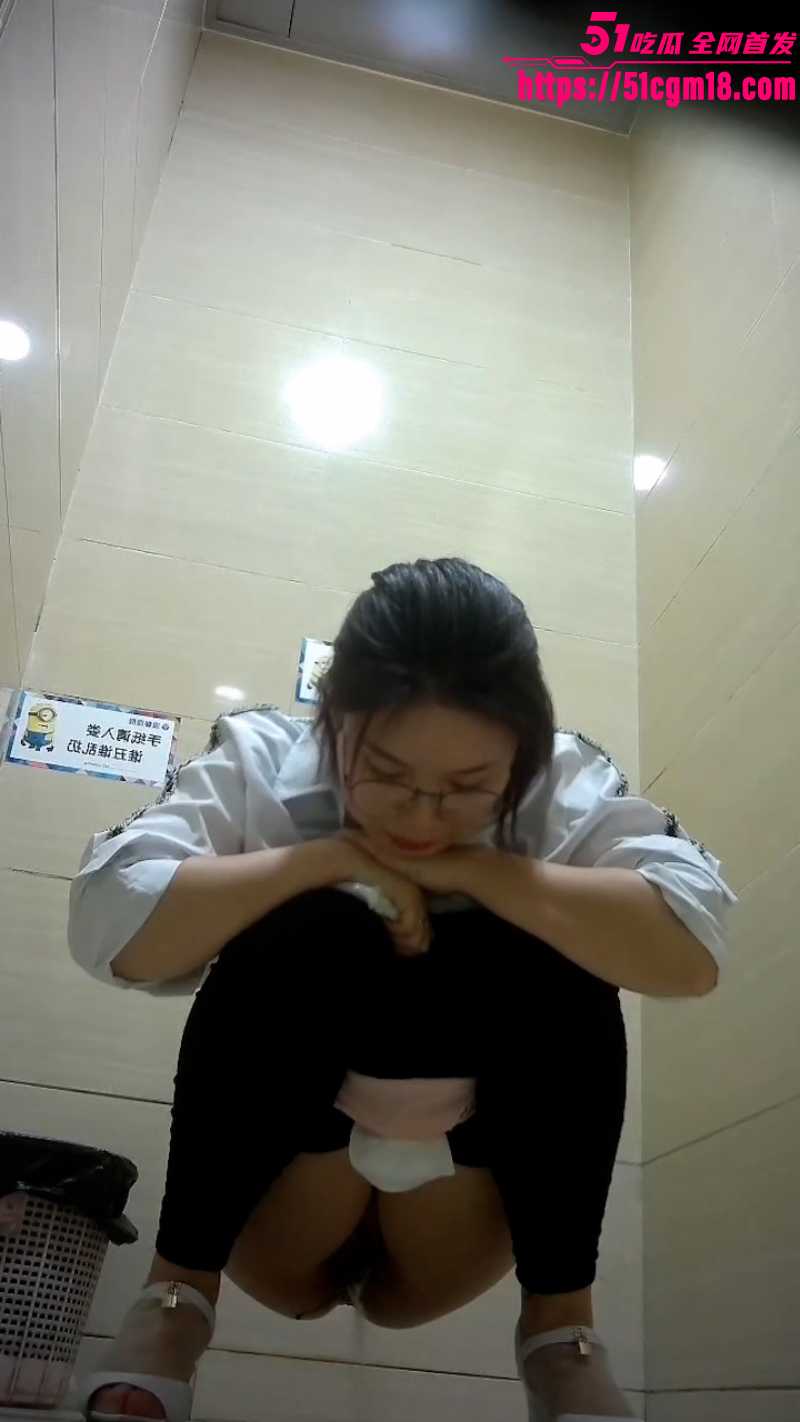 商场女厕所偷拍 5