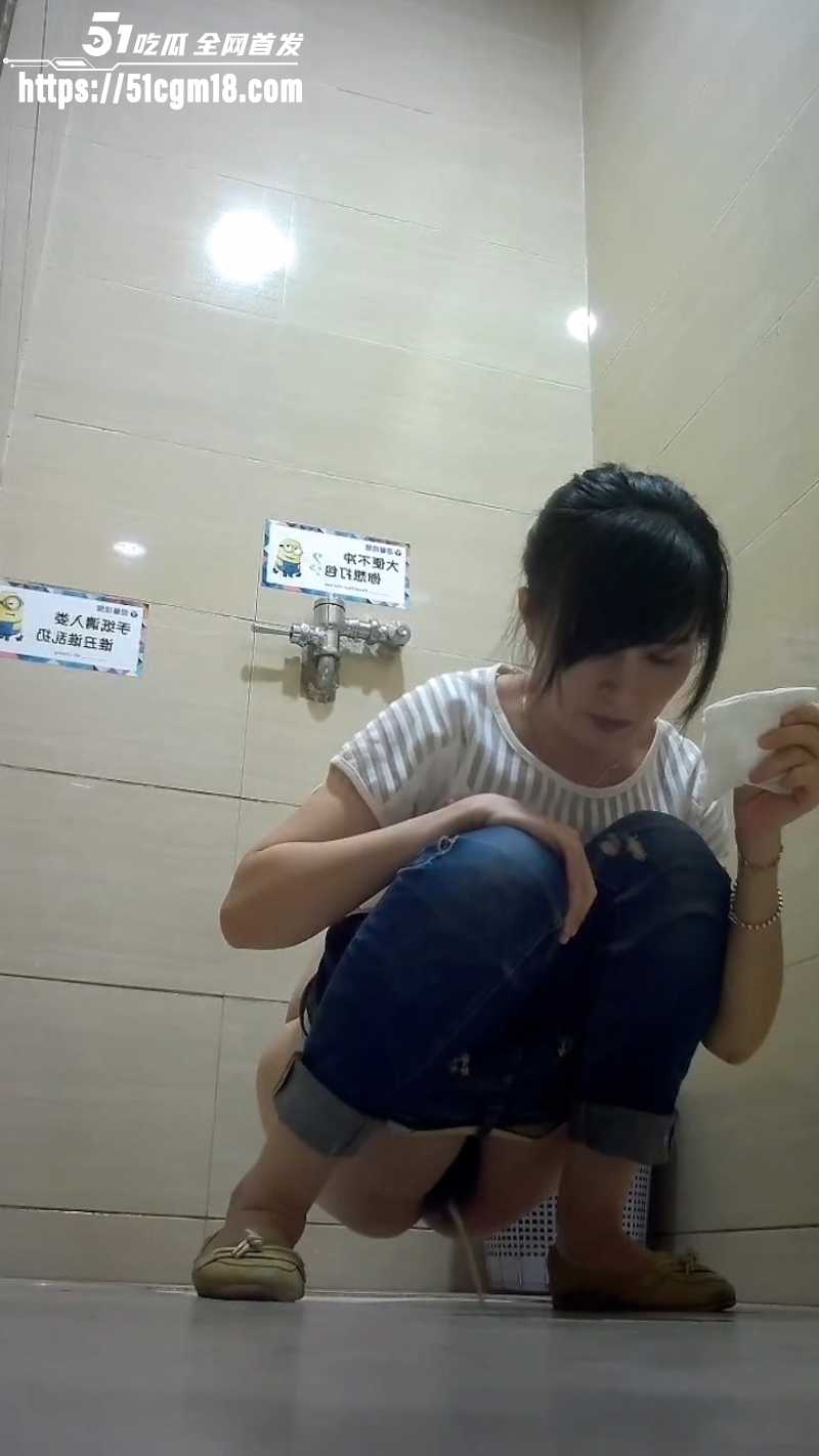 商场女厕所偷拍 6
