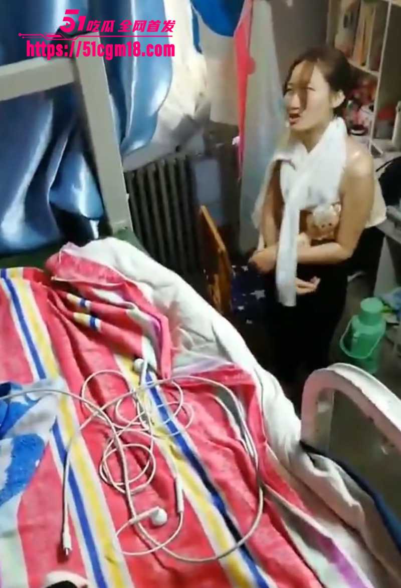 大学生母狗玩调教任务 宿舍里边偷拍舍友换衣边自慰 蝴蝶小穴淫荡飞舞！