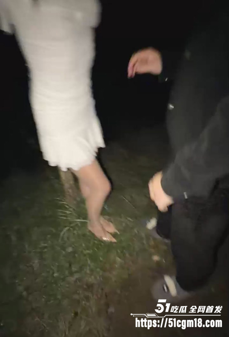 爆奶学姐被QQ群单男约炮 玩户外群P车震 在后备箱被干的汁水四溅！
