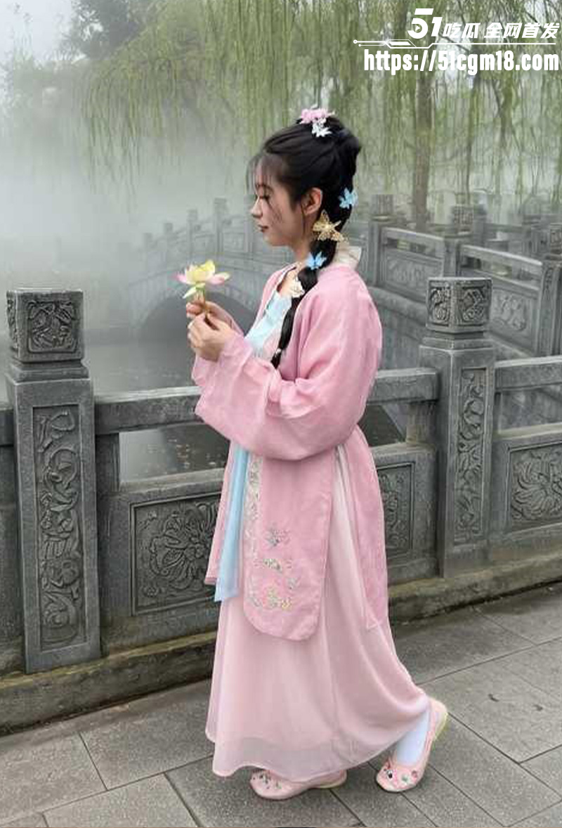 义乌30岁骚妇 历彦君 吊钟大奶裸聊网友 黄瓜直捅骚穴拓宽黑逼