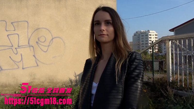 捷克街头搭讪 无内裤纹身少女 户外无套野战 口爆浓精满足吞咽 画面真实又下流！