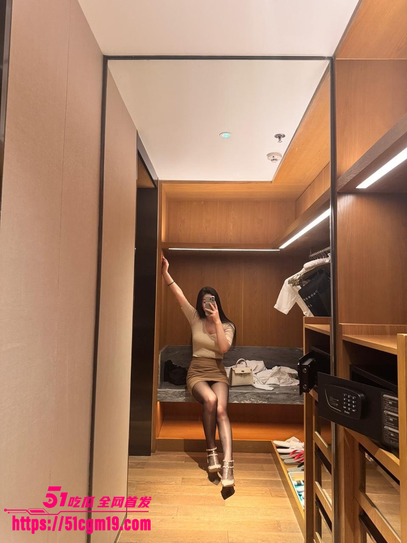 性感御姐 与男友性爱自拍 被多体位打桩 第一视角展示交合处 骚话对白十分精彩！