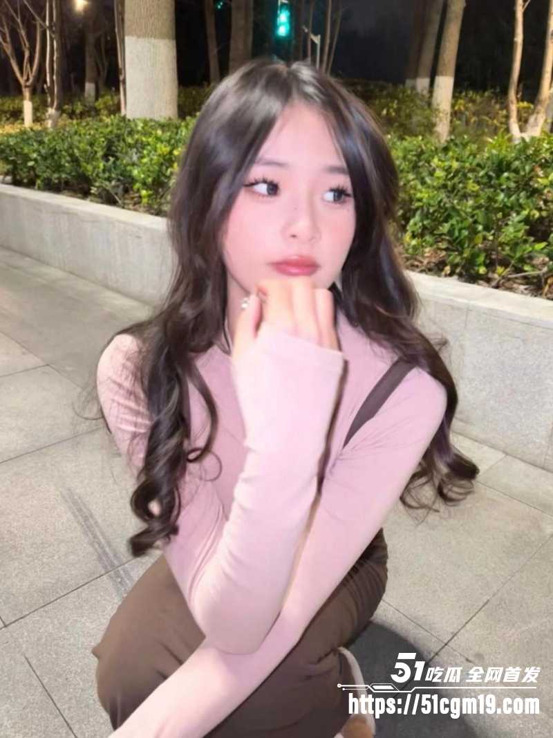 上海长腿反差母狗 情侣私拍泄密 狗链拴脖蜜桃臀迎合猛干 表情淫荡到爆