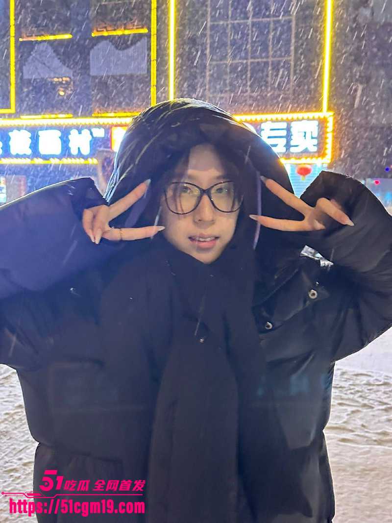 抖音高颜值眼镜婊 被前男友曝光狂操视频 穿黑丝玩楼道露出 窗边后入蜜臀性感诱人！