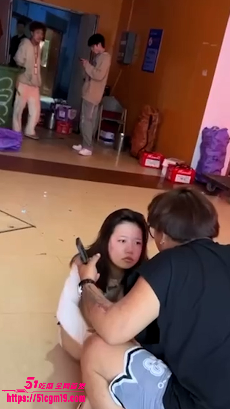 女子出轨被抓翻车 老公当众狠扇耳光 脸肿成猪头看呆路人 这现世报也太解气了！