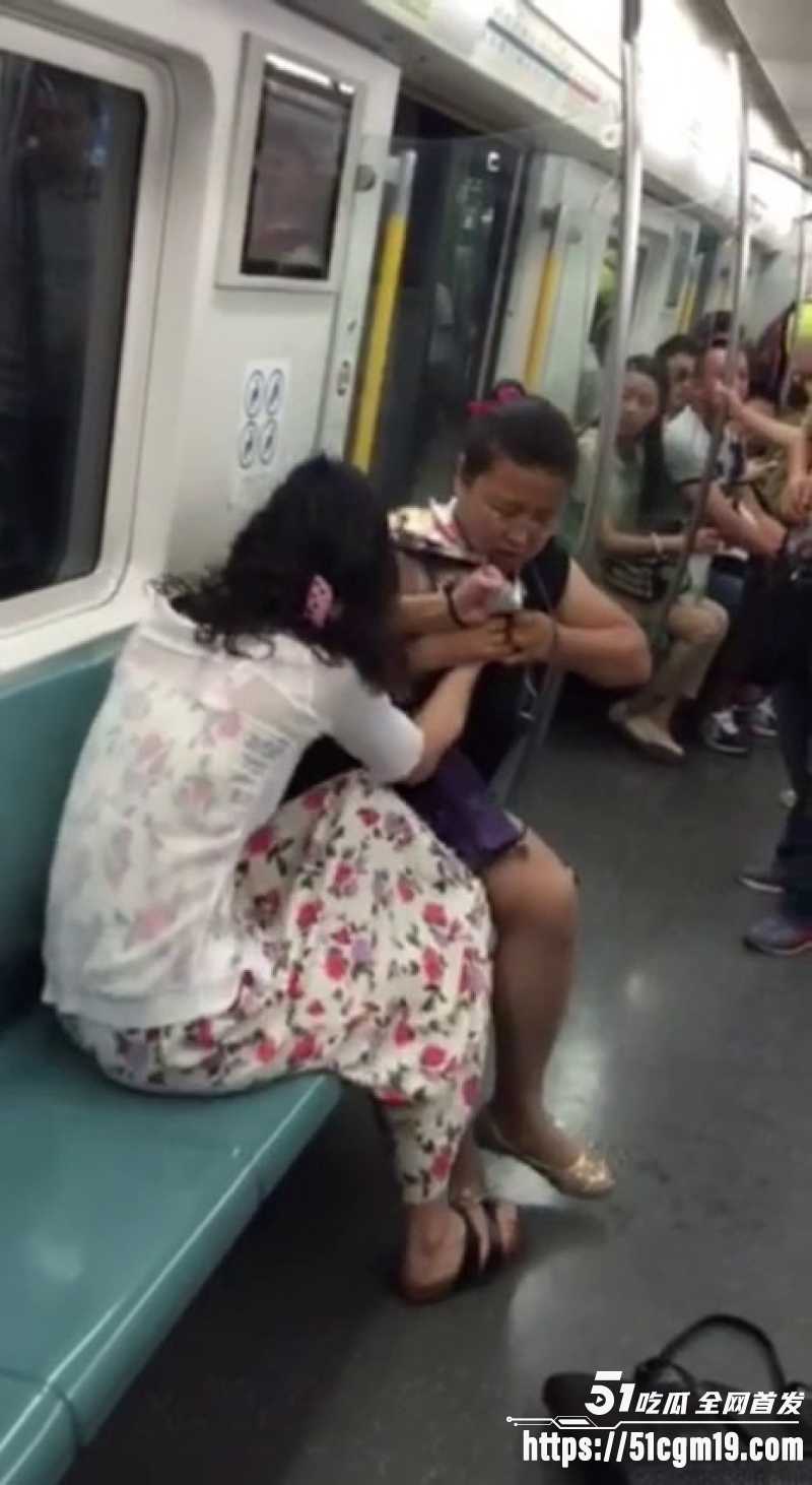 反差小仙女地铁互撕衣服 当场露出雪白诱人酮体 吃瓜群众围观骚动一片
