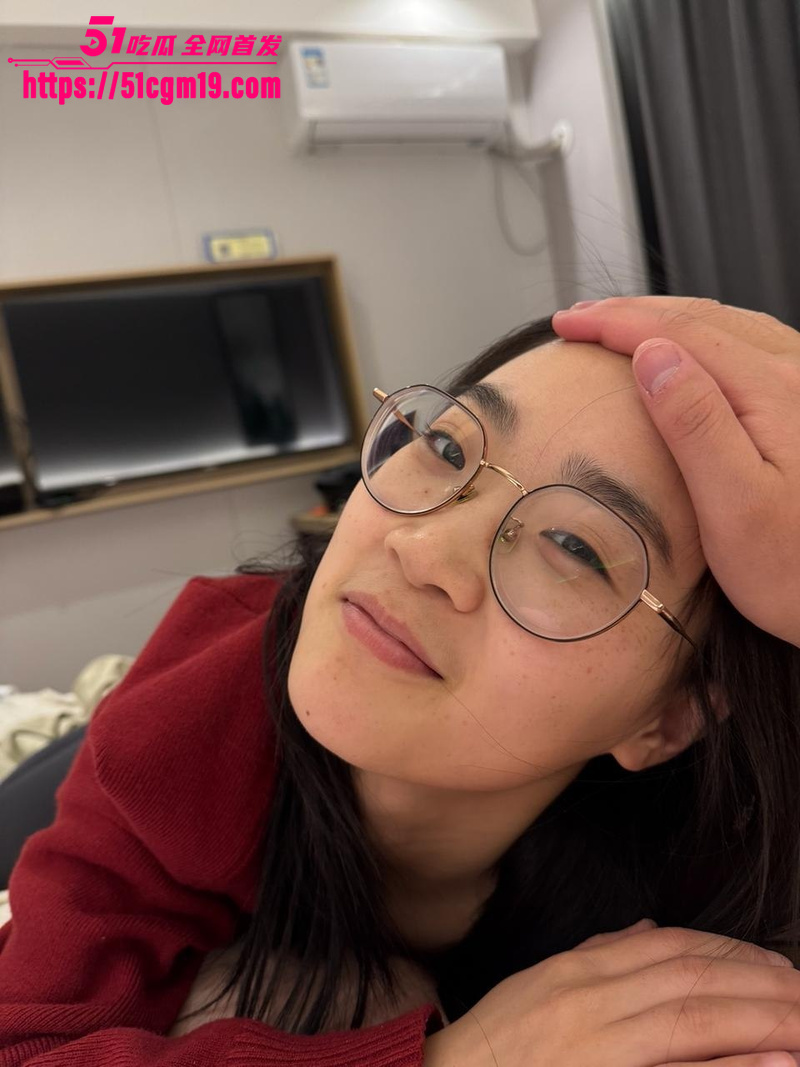 约炮大神酒店爆操黑丝眼镜婊 自慰裸聊勾人心扉 线下打桩蜜穴浓精狂喷