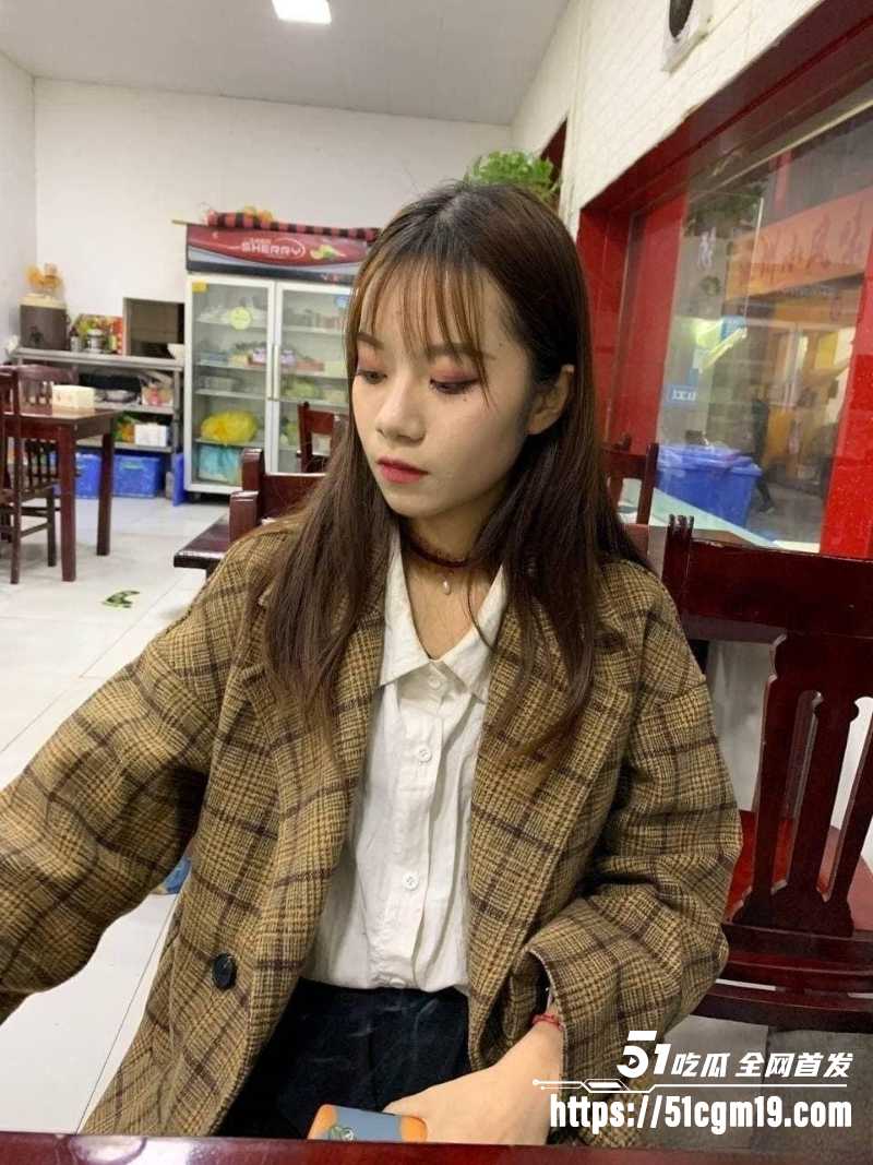 饥渴小情侣出租房性爱实录 胯下口舌侍奉极具反差感 撅臀迎合后入 胴体一览无遗！