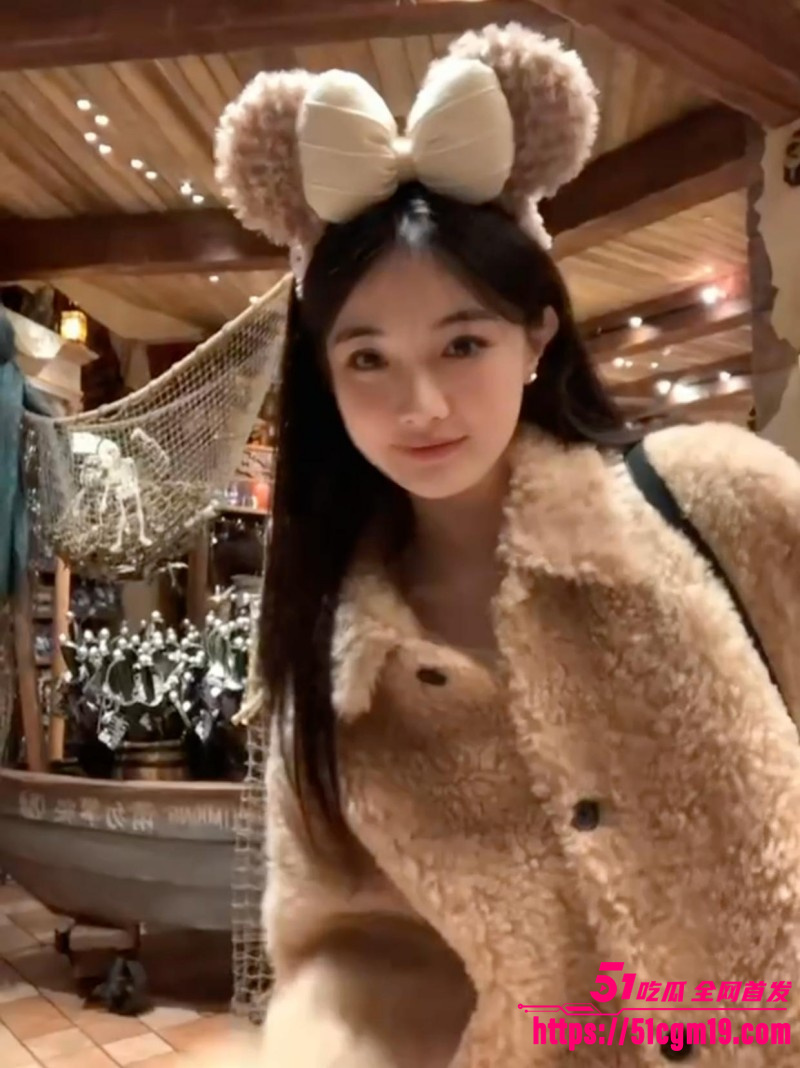 清纯少女遭金主调教拍摄 饱满肥臀黑丝包裹后入猛怼 玉腿大开迎接肉棒高速抽插