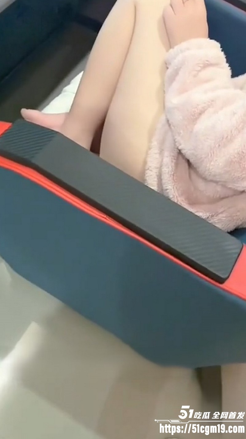 海角乱伦大神和亲侄女的真实叙事 侄女被操到高潮许下禁忌承诺 偷拍亲妈奶子！